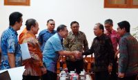 Gubernur Bali Wayan Koster berjabat tangan dengan jajaran manajemen PT Garuda Adhimatra Indonesia (pengelola GWK) saat pertemuan di Jaya Sabha, Denpasar, Selasa malam (30/9/2025). Pertemuan ini membahas penyelesaian polemik tembok yang menutup akses warga Banjar Giri Dharma, Desa Ungasan, Badung. Foto: tim/diksimerdeka.com
