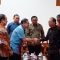 Gubernur Bali Wayan Koster berjabat tangan dengan jajaran manajemen PT Garuda Adhimatra Indonesia (pengelola GWK) saat pertemuan di Jaya Sabha, Denpasar, Selasa malam (30/9/2025). Pertemuan ini membahas penyelesaian polemik tembok yang menutup akses warga Banjar Giri Dharma, Desa Ungasan, Badung. Foto: tim/diksimerdeka.com