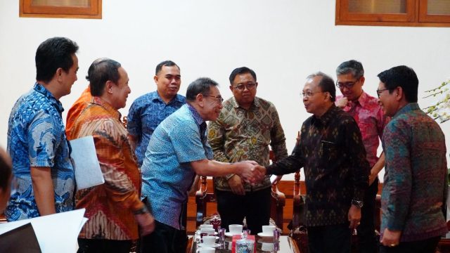 Gubernur Bali Wayan Koster berjabat tangan dengan jajaran manajemen PT Garuda Adhimatra Indonesia (pengelola GWK) saat pertemuan di Jaya Sabha, Denpasar, Selasa malam (30/9/2025). Pertemuan ini membahas penyelesaian polemik tembok yang menutup akses warga Banjar Giri Dharma, Desa Ungasan, Badung. Foto: tim/diksimerdeka.com
