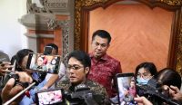 Wakil Gubernur Bali Nyoman Giri Prasta saat diwawancarai usai Raperda, di Gedung Wiswa Sabha Utama, Denpasar, Rabu (3/9/2025). Foto: dok/Pemprov Bali