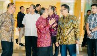 Gubernur Bali Wayan Koster berbincang dengan Menteri Kesehatan RI Budi Gunadi Sadikin usai melakukan audiensi di Jakarta, akhir September 2025. Pertemuan tersebut membahas bantuan alat kesehatan serta persiapan Bali sebagai tuan rumah pertemuan dokter jantung dunia.