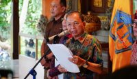 Gubernur Koster didampingi Bupati Klungkung Made Satria, Ketua Pansus TRAP DPRD Bali, Made Supartha dan Kasatpol PP Bali, I Dewa Nyoman Rai Darmadi dan Karo Hukum Pemprov Bali, IB Sudarsana saat mengumumkan keputusan perintah penghentian dan pembongkaran bangunan lift kaca di Pantai Klingking, Nusa Penida, Klungkung. Pengumuman tersebut disampaikan di Rumah Jabatan Gubernur Bali, Jaya Sabha, Minggu (23/11/25). Foto: tim/diksimerdeka.com