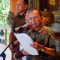 Gubernur Koster didampingi Bupati Klungkung Made Satria, Ketua Pansus TRAP DPRD Bali, Made Supartha dan Kasatpol PP Bali, I Dewa Nyoman Rai Darmadi dan Karo Hukum Pemprov Bali, IB Sudarsana saat mengumumkan keputusan perintah penghentian dan pembongkaran bangunan lift kaca di Pantai Klingking, Nusa Penida, Klungkung. Pengumuman tersebut disampaikan di Rumah Jabatan Gubernur Bali, Jaya Sabha, Minggu (23/11/25). Foto: tim/diksimerdeka.com