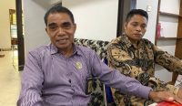 Yohan Kapitan (kiri), kuasa hukum dari Lenny Rosanty Simanjuntak. Foto: diksimerdeka.com