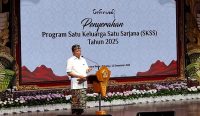 Gubernur Bali Wayan Koster saat meresmikan program Satu Keluarga Satu Sarjana di Gedung Ksirarnawa Art Center Denpasar, Selasa (23/12/25). Foto: tim/diksimerdeka.com
