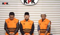 KPK) menetapkan Bupati Bekasi Ade Kuswara Kunang (ADK) dan ayahnya, HM Kunang (HMK)