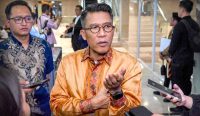 Ketua Komisi XI DPR RI, Mukhamad Misbakhun saat konferensi pers terkait penetapan Deputi Gubernur Bank Indonesia (BI) di Kompleks Parlemen Senayan, Jakarta, Senin (26/1/2026). Foto: Mario/Mahendra.