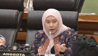Anggota Komisi XII DPR RI, Dewi Yustisiana saat Rapat Kerja Komisi XII DPR RI dengan Menteri Lingkungan Hidup, Senin (26/1/2026). Foto: Aditya/Mahendra.