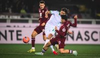 Paulo Dybala tetap berdiri di tengah kepungan. Beberapa pemain Torino berusaha menjegal laju La Joya, namun kecerdasan gerak dan sentuhan kelas dunianya justru menjadi kunci kemenangan AS Roma dalam duel krusial AS Roma vs Torino.(X @OfficialASRoma)