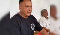 Pegiat sosial, Gede Agastia (kiri) saat hadir dikediaman Gusti Ketut Suharnadi di Banjar Pendem, Desa Dalung, Badung. Foto: diksimerdeka.com