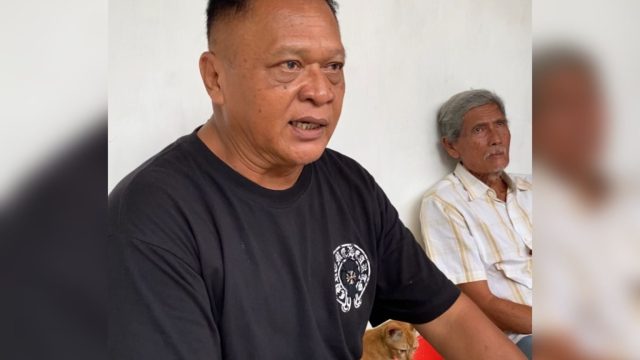 Pegiat sosial, Gede Agastia (kiri) saat hadir dikediaman Gusti Ketut Suharnadi di Banjar Pendem, Desa Dalung, Badung. Foto: diksimerdeka.com