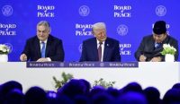 Presiden RI Prabowo Subianto bertemu Presiden Amerika Serikat Donald Trump dalam agenda Board of Peace (BoP). Forum ini diklaim sebagai inisiatif perdamaian global. Sumber foto: Komdigi