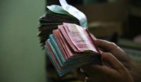 Ilustrasi uang. OJK kini bisa menggugat pelaku jasa keuangan yang merugikan konsumen lewat POJK 38/2025, menegaskan uang rakyat tak boleh raib tanpa pertanggungjawaban. Sumber foto: Unsplash