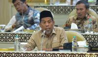 Anggota Komisi V DPR RI Abdul Hadi menyampaikan sorotan soal mandeknya Dana Desa saat Rapat Kerja Komisi V DPR RI bersama Menteri Desa dan Pembangunan Daerah Tertinggal serta Menteri Transmigrasi di Gedung Nusantara, DPR RI, Senayan, Jakarta, Selasa (3/2/2026). Foto: Oji/Karisma.