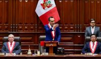 Presiden Peru José Jerí berpidato di Parlemen saat prosesi pelantikannya, momen awal kekuasaan yang kini kontras setelah ia dimakzulkan hanya empat bulan kemudian akibat skandal politik. Sumber foto: X/@josejeriore