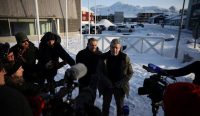 Christophe Parisot, Duta Besar Prancis untuk Denmark, dan Jean-Noel Poirier, Konsul Jenderal Prancis yang baru di Nuuk, Greenland, berbicara kepada media di Nuuk, Greenland, pada 6 Februari 2026. Stoyan Nenov/Reuters