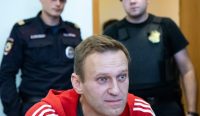 Alexei Navalny berbicara kepada awak media sebelum sidang pengadilan di Moskow, Rusia, tahun 2019. Foto: Alexander Zemlianichenko/AP