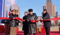 Pemimpin Korea Utara Kim Jong-un (tengah) bersama putrinya Kim Ju-ae menghadiri peresmian kawasan perumahan baru di Pyongyang yang disediakan bagi keluarga tentara Korut yang tewas saat bertempur untuk Rusia dalam perang Ukraina. Kredit foto: KCNA/EPA