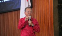 Gubernur Bali Wayan Koster saat menjadi pembicara dalam Diskusi Publik Sang Pewahyu Rakyat yang digelar Badan Eksekutif Mahasiswa Universitas Udayana, Rabu (18/2/2026). Foto: dok/Pemprov Bali