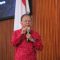 Gubernur Bali Wayan Koster saat menjadi pembicara dalam Diskusi Publik Sang Pewahyu Rakyat yang digelar Badan Eksekutif Mahasiswa Universitas Udayana, Rabu (18/2/2026). Foto: dok/Pemprov Bali