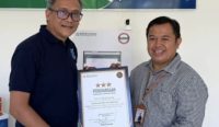 Kepala BPJS Kesehatan menyerahkan Penghargaan Transformasi Digital 2026 predikat Bintang Tiga kepada Direktur RSU Premagana sebagai bentuk apresiasi atas komitmen rumah sakit dalam mendukung layanan JKN berbasis digital di Gianyar.
