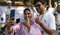 Warga berdatangan ke tempat pemungutan suara di Dhaka, Kamis, untuk menyalurkan hak pilih dalam pemilu bersejarah Bangladesh. Kredit foto: Drik/Getty Images