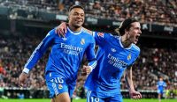 Kylian Mbappe dipeluk Álvaro Carreras saat merayakan kemenangan 2-0 Real Madrid atas Valencia, hasil penting yang menjaga tekanan Los Blancos dalam perburuan puncak klasemen La Liga. Foto: X/@@realmadrid