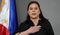 Wakil Presiden Filipina Sara Duterte menyampaikan pernyataan politiknya, sosok kontroversial yang kini menyatakan siap maju dalam Pilpres 2028 di tengah memanasnya rivalitas dengan Presiden Marcos. Sumber foto: X/@WashTimes