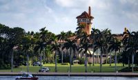 Kawasan Mar-a-Lago di Florida, kediaman pribadi Presiden AS Donald Trump yang dijaga ketat aparat keamanan. Kompleks elite ini menjadi sorotan setelah insiden penyusup bersenjata ditembak mati saat mencoba menerobos perimeter. Sumber foto: X/@El_Universal_Mx