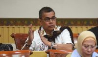 Anggota Komisi III DPR RI Hinca Pandjaitan saat mengikuti Rapat Kerja (Raker) bersama Kepala PPATK di Ruang Nusantara II, Senayan, Jakarta, Selasa (3/1/2026). Foto: Dep/Karisma.