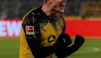 Julian Brandt merayakan gol dengan penuh percaya diri — bintang lini tengah ini diprediksi turun sejak menit awal dalam laga Dortmund vs Atalanta, siap mengatur tempo dan membuka pertahanan lawan. Sumber foto: X/@BlackYellow