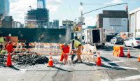 Ilustrasi pekerja konstruksi tengah membangun jalan sebagai gambaran aktivitas pembangunan infrastruktur dan peran tenaga kerja lapangan dalam mendukung konektivitas wilayah. Sumber: Unsplash.