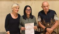 Foto: Kuasa hukum pelapor, Henny Puspitawati, SH., MH (tengah) saat mendapingi kliennya menggelar konferensi pers di Denpaar, Jumat (20/2/26). (diksimerdeka.com/ady)