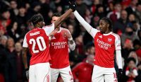 Noni Madueke dan Eberechi Eze saling menepuk tangan penuh percaya diri usai kemenangan telak 4-0 atas Wigan di Piala FA, sinyal kuat kesiapan Arsenal jelang duel panas Wolverhampton vs Arsenal. Sumber foto: X/ @Arsenal