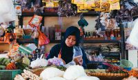 Pedagang pasar tradisional ditengah aktivitas jual beli kebutuhan pokok. Pergerakan ekonomi nasional, termasuk sentimen pasar dan nilai rupiah, turut berdampak pada daya beli masyarakat di tingkat akar rumput. Sumber foto: unsplash.com