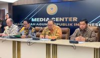 Mahkamah Agung tak mau setengah-setengah. Juru Bicara MA Yanto menyampaikan keterangan pers terkait pemberhentian sementara Ketua PN Depok I Wayan Eka Mariarta dan Wakil Ketua PN Depok Bambang Setyawan usai terjerat OTT KPK dalam perkara dugaan suap sengketa lahan, di Gedung Mahkamah Agung, Jakarta, Senin (9/2/2026). foo: tim Diksi Merdeka
