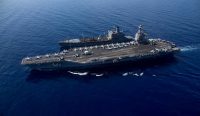Kapal induk terbesar di dunia, USS Gerald R. Ford, berlayar berdampingan dengan kapal logistik USNS Laramie saat pengisian bahan bakar di laut di wilayah Mediterania timur. Armada ini merupakan bagian dari penugasan rutin Armada Keenam Angkatan Laut AS untuk menjaga kepentingan Amerika Serikat, sekutu, dan mitra. Foto: Reuters