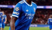 Vinicius Junior jadi pembeda dalam laga panas Real Madrid vs Benfica Gol melengkungnya dari sudut sempit bukan cuma indah, tapi juga menentukan kemenangan Los Blancos di tengah pertandingan penuh tensi dan kontroversi. Sumber foto: X/@realmadrid
