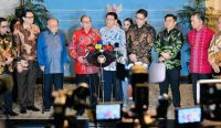 Mantan Menteri Luar Negeri RI periode 1999–2001 Alwi Shihab memberikan keterangan kepada awak media usai pertemuan dengan Presiden di Istana Negara, Jakarta. Foto: BPMI Setpres/Laily Rachev