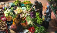 Pembeli memilih sayuran di pasar tradisional di tengah kenaikan harga pangan