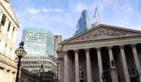 Gedung Bank of England di London menjadi simbol kesiapsiagaan finansial Inggris saat negara itu menyiapkan sistem pembayaran Inggris sebagai alternatif Visa–Mastercard. Langkah ini muncul di tengah kekhawatiran risiko geopolitik global yang dapat mengganggu jaringan transaksi internasional. Sumber foto: unsplash.com