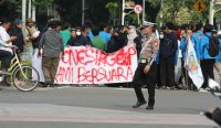 Aparat kepolisian berjaga saat mahasiswa menggelar aksi unjuk rasa menyuarakan kritik terhadap kebijakan publik, termasuk polemik Program Makan Bergizi Gratis (MBG) dan isu anggaran pendidikan yang ramai diperdebatkan generasi muda. Sumber foto: unsplash.com