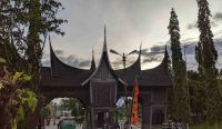 KEARIFAN LOKAL ARSITEKTUR: Rumah Gadang Minangkabau dengan atap lengkung khas yang secara tradisional menggunakan material fleksibel seperti ijuk atau sirap. Akademisi menilai kebijakan material atap, termasuk wacana gentengisasi, perlu mempertimbangkan aspek teknis, budaya, dan keberlanjutan di tiap daerah. Foto: unsplash.com.