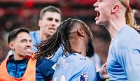 Selebrasi penuh emosi Erling Haaland usai mencetak gol penalti dalam duel Liverpool vs Man City kemenangan Manchester City saat menaklukkan Liverpool 2-1 dalam duel panas Liga Inggris, Minggu malam (8/2/2026). Gol ini sekaligus mematahkan kutukan gol Haaland di Anfield dan menjaga asa City dalam perburuan gelar. Sumber foto: X/@ManCity