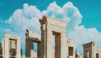 Reruntuhan arsitektur kuno di Isfahan, Iran, menjadi saksi bisu kejayaan peradaban Persia sejak era Seljuk hingga Safawi. Di tengah negosiasi panas Iran–AS yang kembali menyita perhatian dunia, jejak sejarah di kota tua ini mengingatkan bahwa Iran bukan hanya soal konflik geopolitik, tetapi juga tentang warisan budaya yang telah berdiri kokoh selama berabad-abad. Sumber foto: unsplash.com