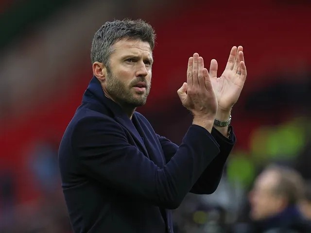 Michael Carrick bertepuk tangan usai kemenangan Manchester United atas Tottenham Hotspur, hasil penting yang memperkuat posisi Setan Merah di papan atas klasemen Liga Inggris. Foto: © Imago / Pro Sports Images
