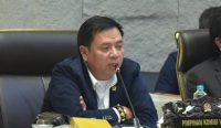 Ketua Komisi V DPR RI Lasarus menyampaikan kritik soal mandeknya tunjangan perangkat desa saat Rapat Kerja Komisi V bersama Kemendes PDT dan Kementerian Transmigrasi di Kompleks Parlemen Senayan, Jakarta, Selasa (3/2/2026). Foto: Oji/Andri.