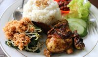 Menu ayam bakar dengan nasi yang dulu jadi pilihan utama kini mulai bergeser seiring perubahan demografi dan selera konsumsi masyarakat Indonesia. Sumber: Unsplash.com