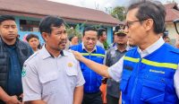Menteri Kesehatan Budi Gunadi Sadikin menyapa dan memastikan pelayanan medis bagi korban bencana di Sumatera tetap berjalan optimal. Sejalan dengan kebijakan terbaru Kemenkes, rumah sakit dilarang menolak pasien meski status JKN nonaktif sementara, demi menjamin keselamatan dan hak kesehatan masyarakat tanpa hambatan administratif. foto : Kemenkes RI