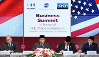 Presiden Prabowo Subianto menghadiri US–Indonesia Business Summit 2026 di Washington D.C., Rabu (18/02), dalam rangka kunjungan kerja ke Amerika Serikat pada forum yang digelar Kamar Dagang AS bersama mitra bisnis regional untuk memperkuat kerja sama ekonomi bilateral. Sumber foto: ekon.go.id